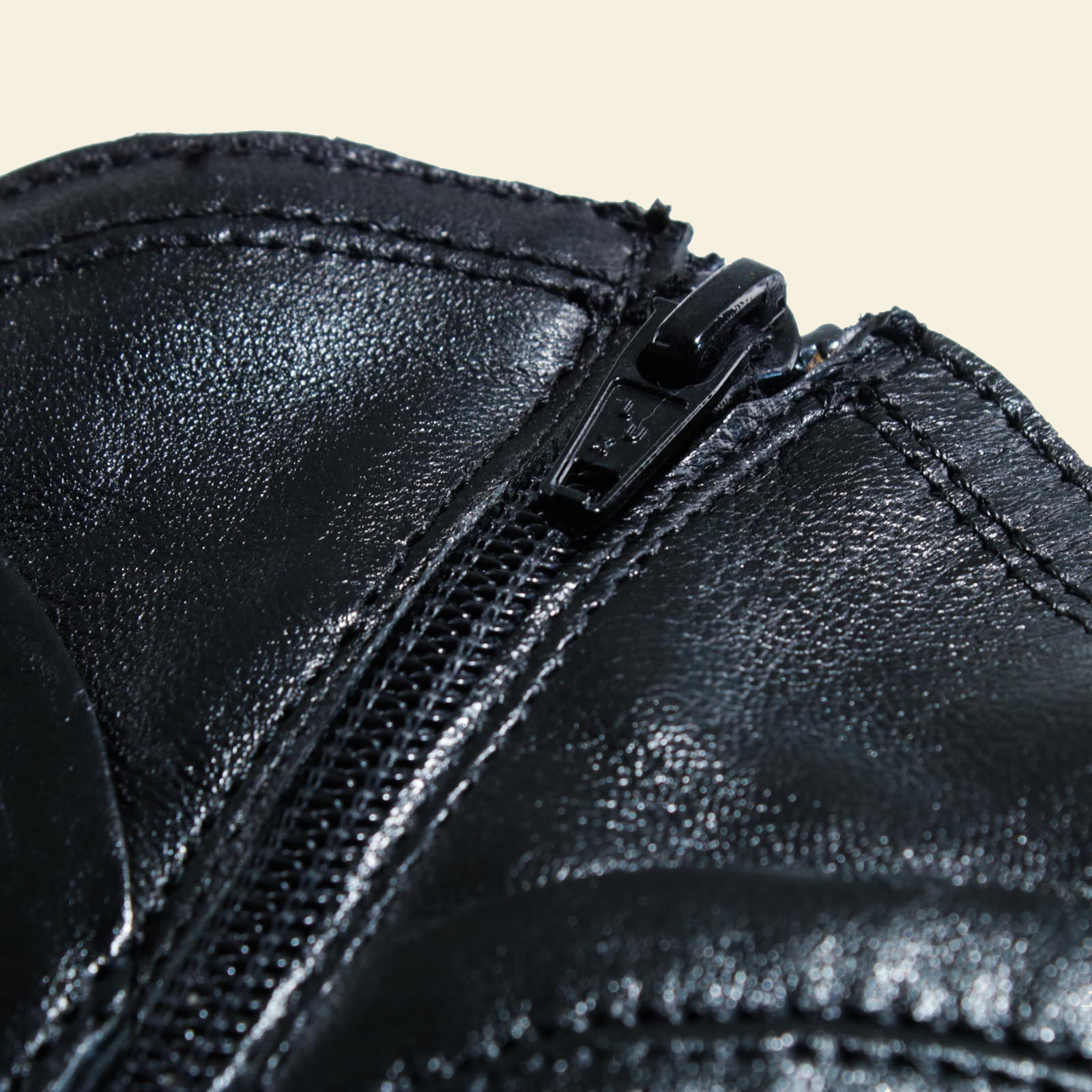 MJUS LUNA Black ankle boots, heel and sole detail 